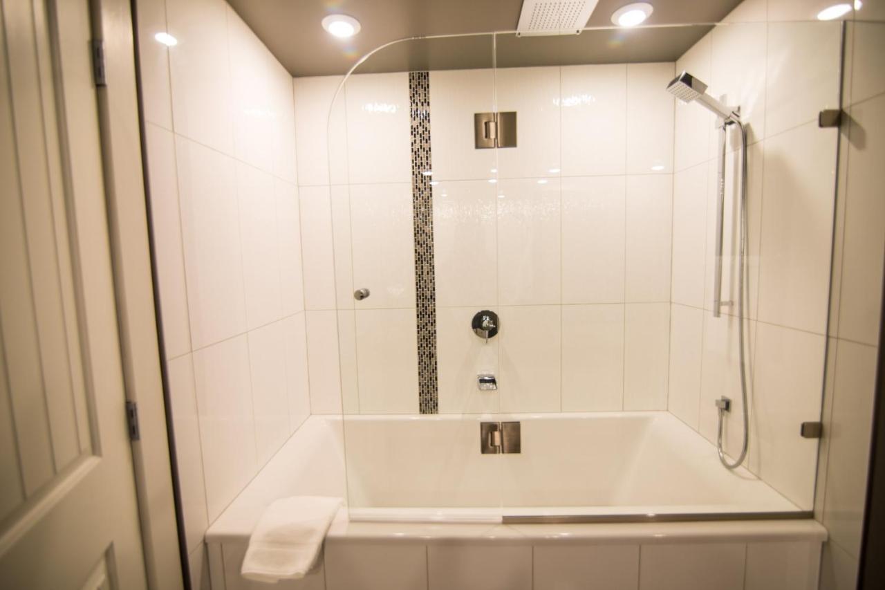 Clipperton Suite By Revelstoke Vacations ภายนอก รูปภาพ
