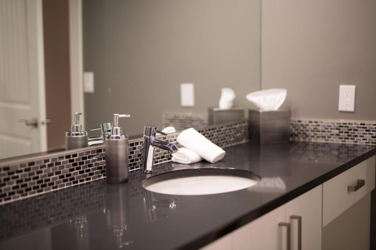 Clipperton Suite By Revelstoke Vacations ภายนอก รูปภาพ